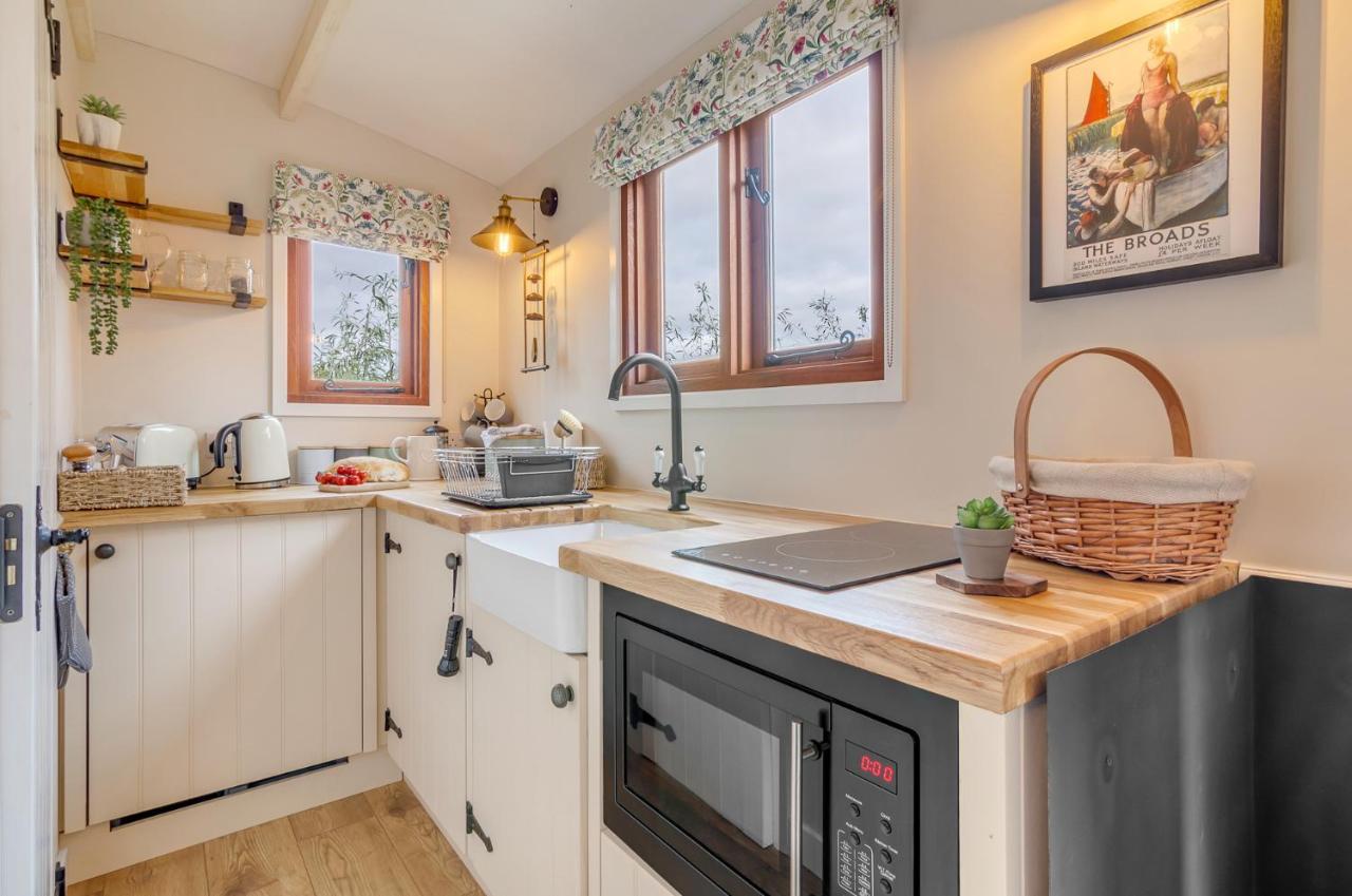 Hayloft And Shepherds Hut In Norfolk Broads With Fire Pit And Bbq From Ginger And Gold Ranworth エクステリア 写真