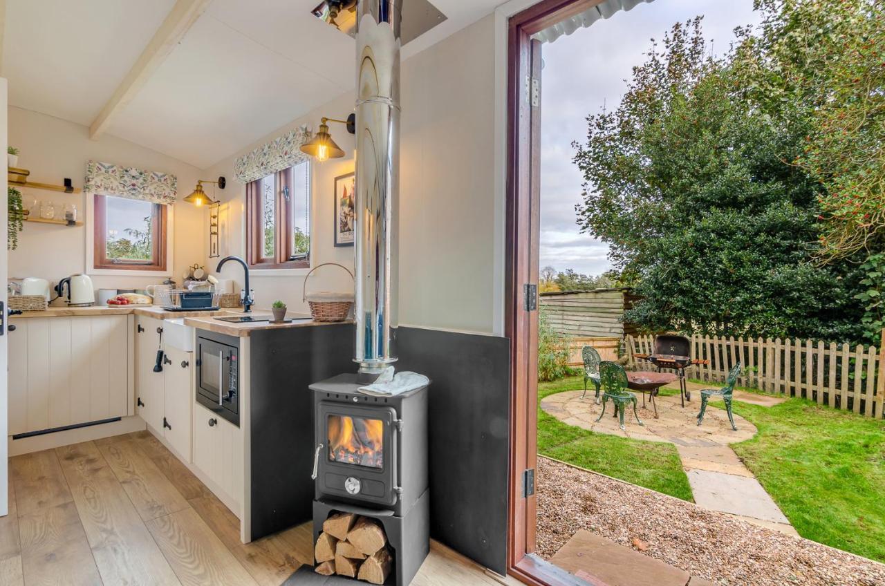 Hayloft And Shepherds Hut In Norfolk Broads With Fire Pit And Bbq From Ginger And Gold Ranworth エクステリア 写真