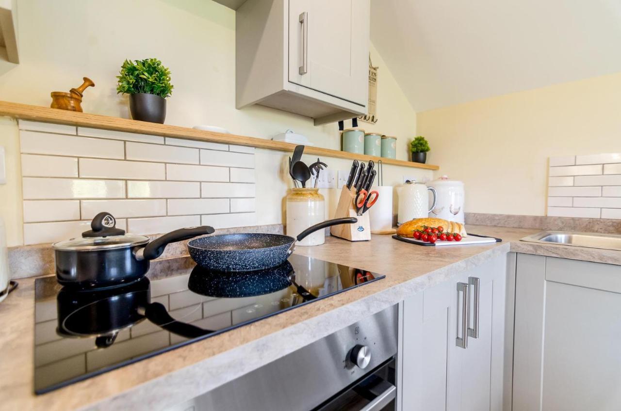 Hayloft And Shepherds Hut In Norfolk Broads With Fire Pit And Bbq From Ginger And Gold Ranworth エクステリア 写真