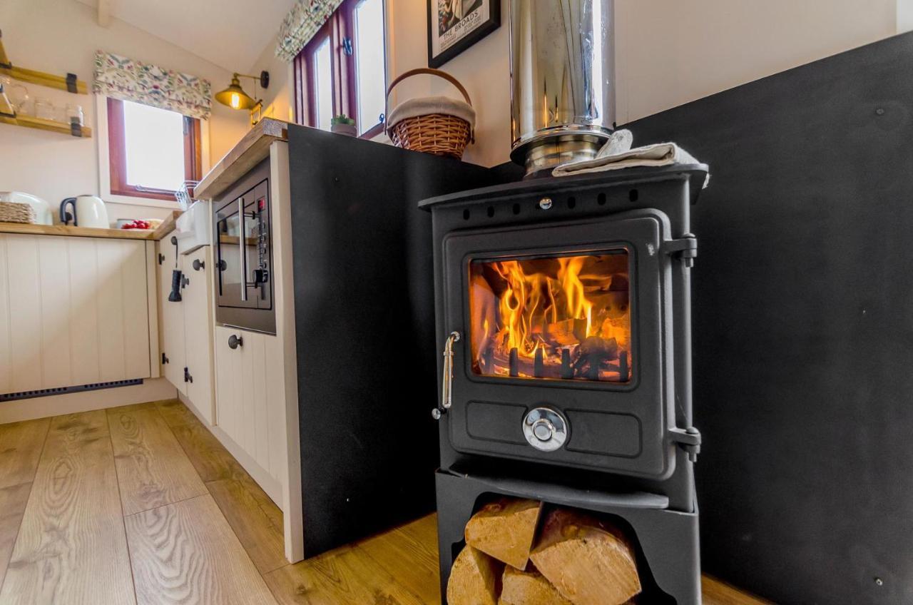 Hayloft And Shepherds Hut In Norfolk Broads With Fire Pit And Bbq From Ginger And Gold Ranworth エクステリア 写真