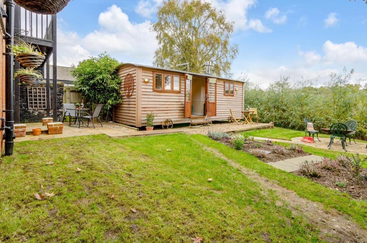 Hayloft And Shepherds Hut In Norfolk Broads With Fire Pit And Bbq From Ginger And Gold Ranworth エクステリア 写真